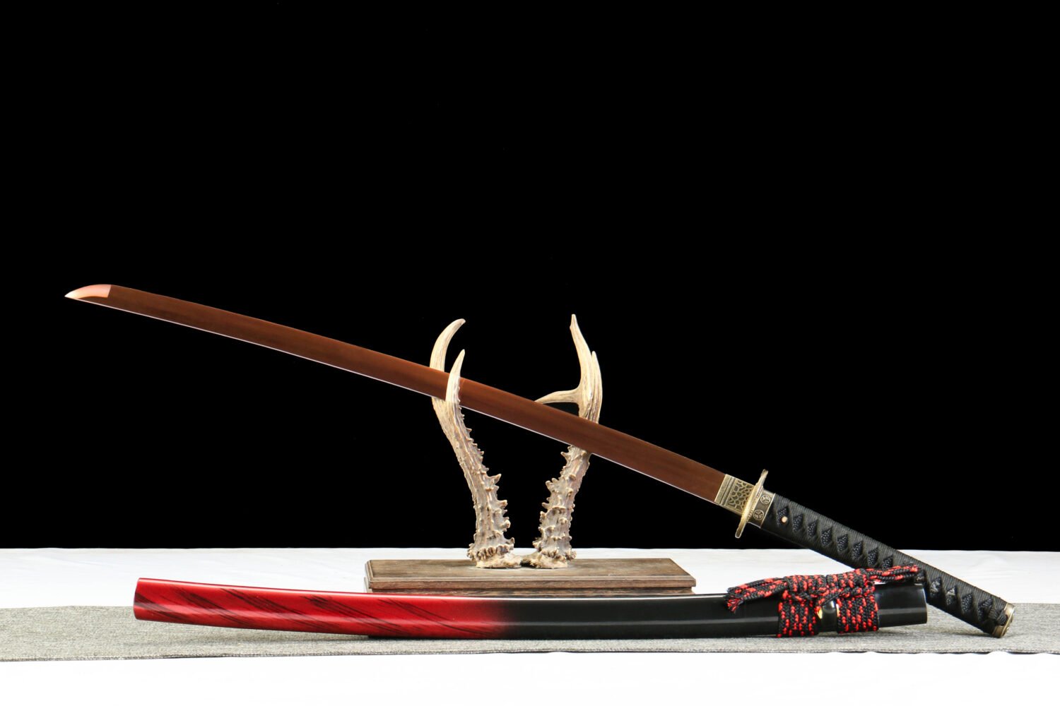 IMG_6983 1065 steel - pure hand-forged samurai sword - green leather sheath - zinc alloy fittings - baked red - cracked