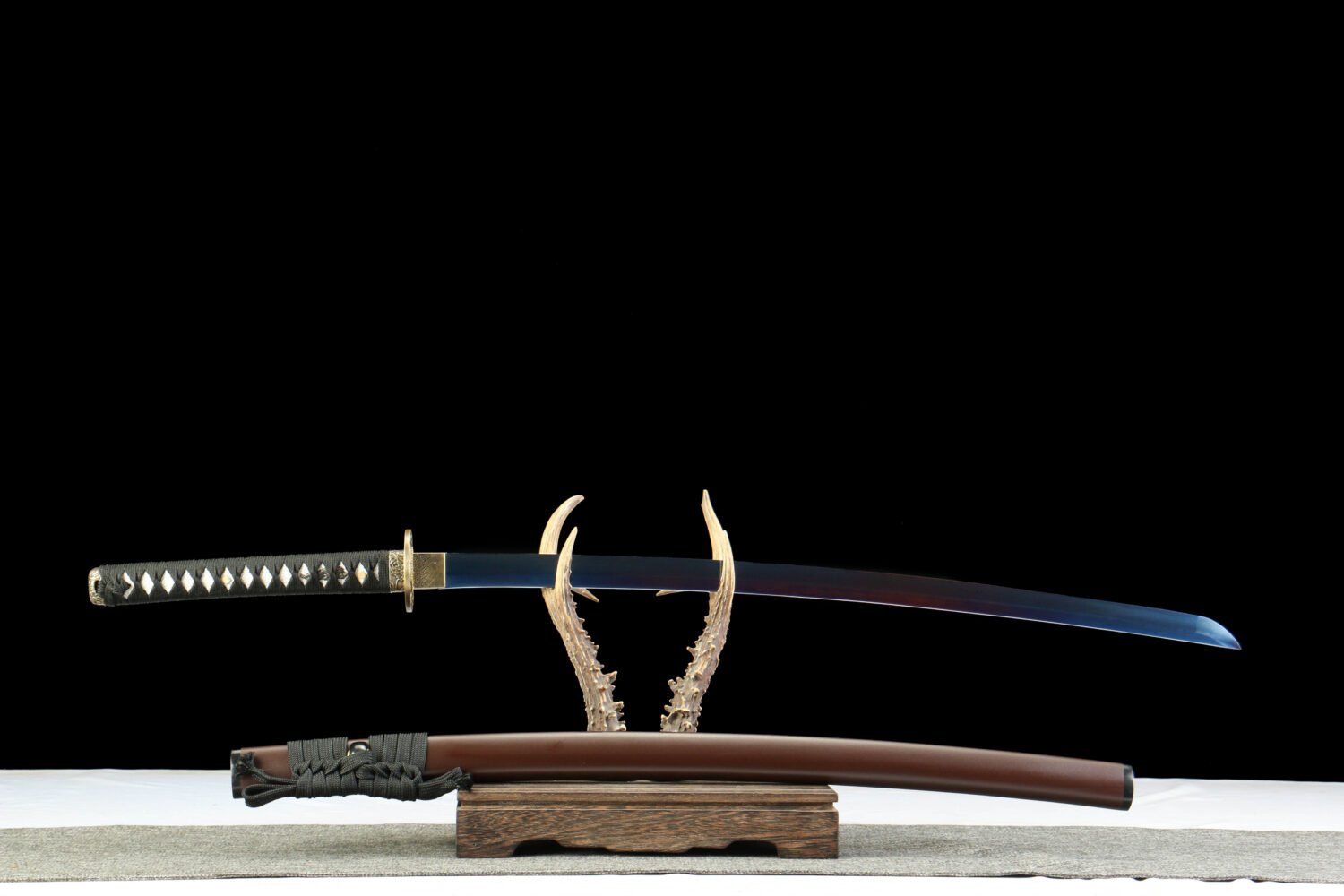 IMG_7050 1065 steel - pure hand-forged samurai sword - green leather sheath - zinc alloy fittings - blued - night