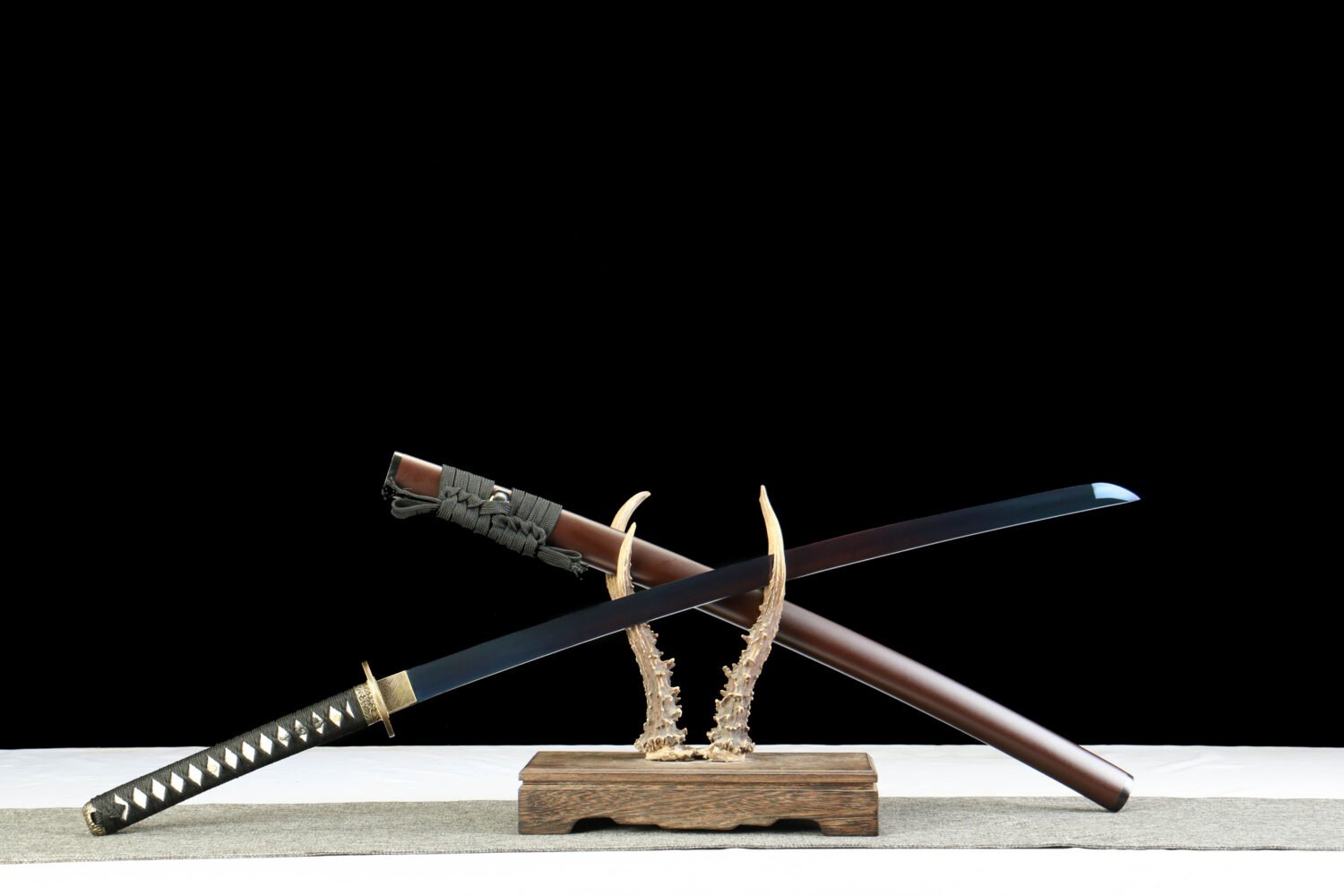 IMG_7065 1065 steel - pure hand-forged samurai sword - green leather sheath - zinc alloy fittings - blued - night