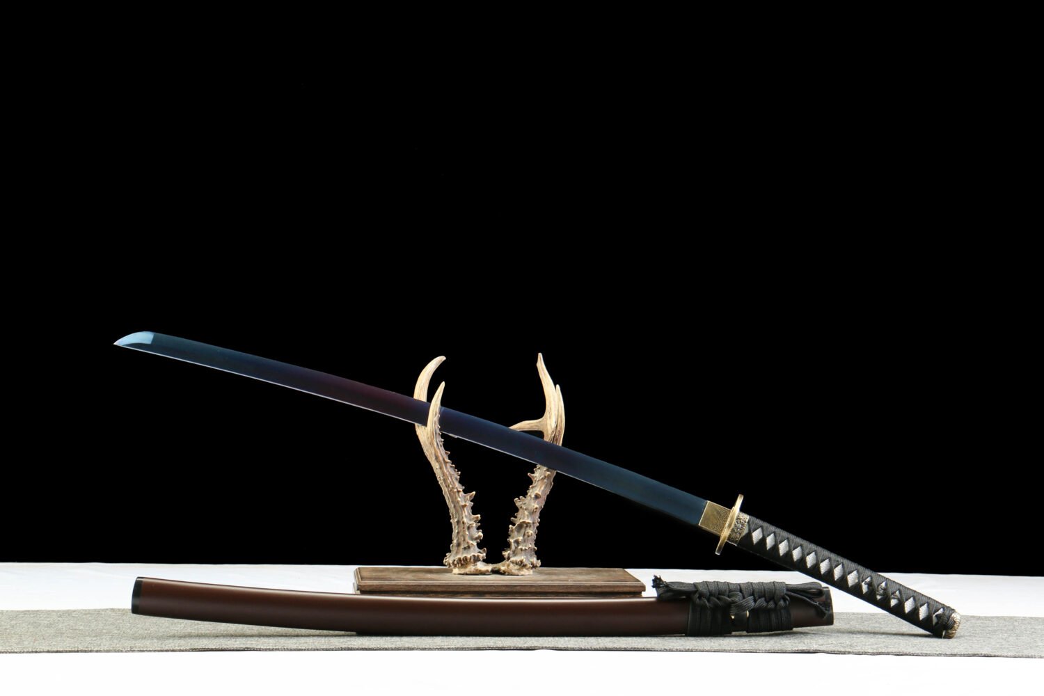 IMG_7068 1065 steel - pure hand-forged samurai sword - green leather sheath - zinc alloy fittings - blued - night