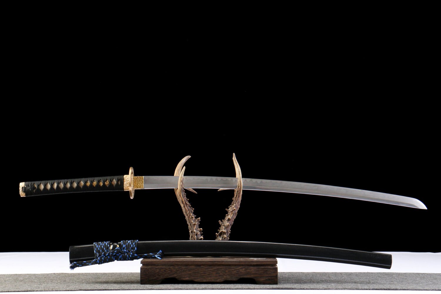 T10 steel - pure handmade Japanese katana - earth-covered and burnt blade - green leather sheath - copper fittings - thin sheath katana - black gold and blue silk