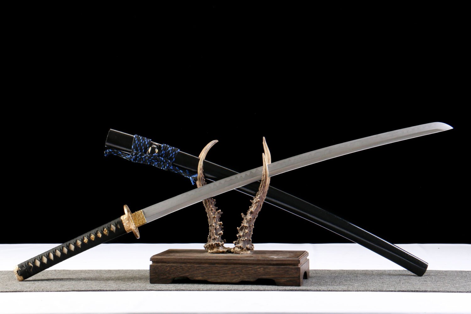 T10 steel - pure handmade Japanese katana - earth-covered and burnt blade - green leather sheath - copper fittings - thin sheath katana - black gold and blue silk