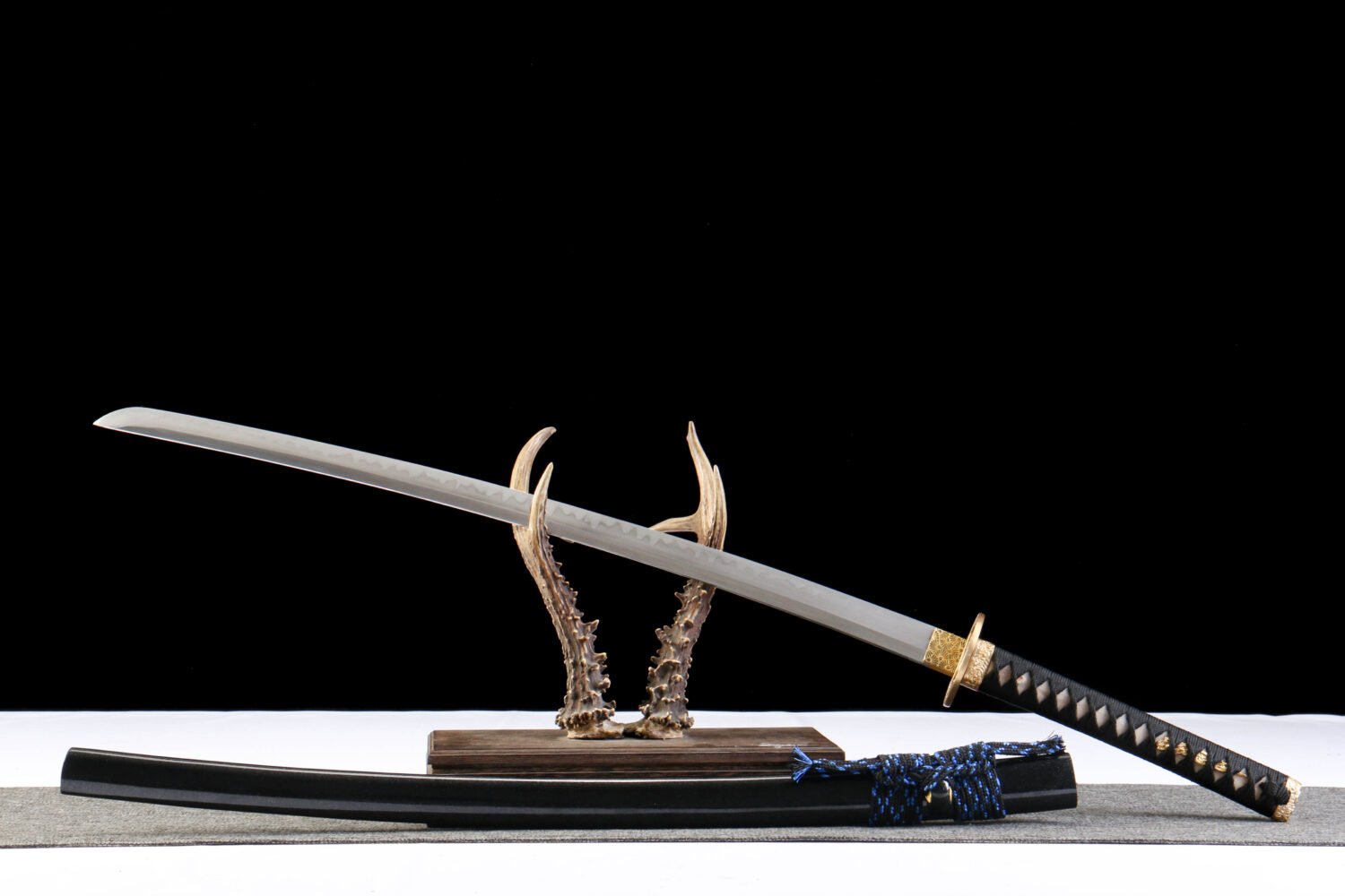 T10 steel - pure handmade Japanese katana - earth-covered and burnt blade - green leather sheath - copper fittings - thin sheath katana - black gold and blue silk