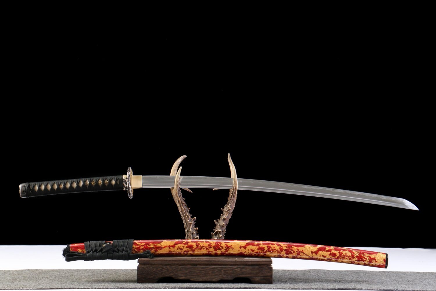 1060 steel - pure hand-forged samurai sword - green leather sheath - copper-plated gilded silver - three alloy foil sheathed scorched blade samurai sword - earth-covered scorched blade - gold-patterned red blade