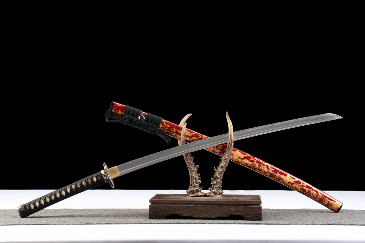 1060 steel - pure hand-forged samurai sword - green leather sheath - copper-plated gilded silver - three alloy foil sheathed scorched blade samurai sword - earth-covered scorched blade - gold-patterned red blade