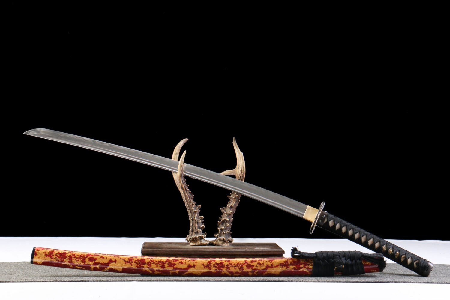1060 steel - pure hand-forged samurai sword - green leather sheath - copper-plated gilded silver - three alloy foil sheathed scorched blade samurai sword - earth-covered scorched blade - gold-patterned red blade