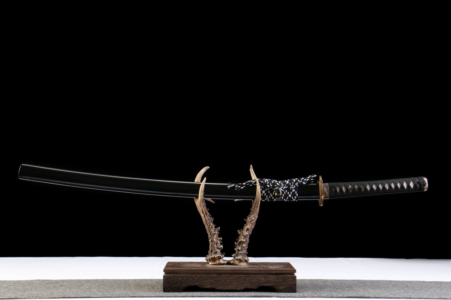 Damascus patterned steel - pure handmade Japanese katana - earth-covered burnt blade - green leather sheath - copper fittings - distressed three-color katana - gold ink feather