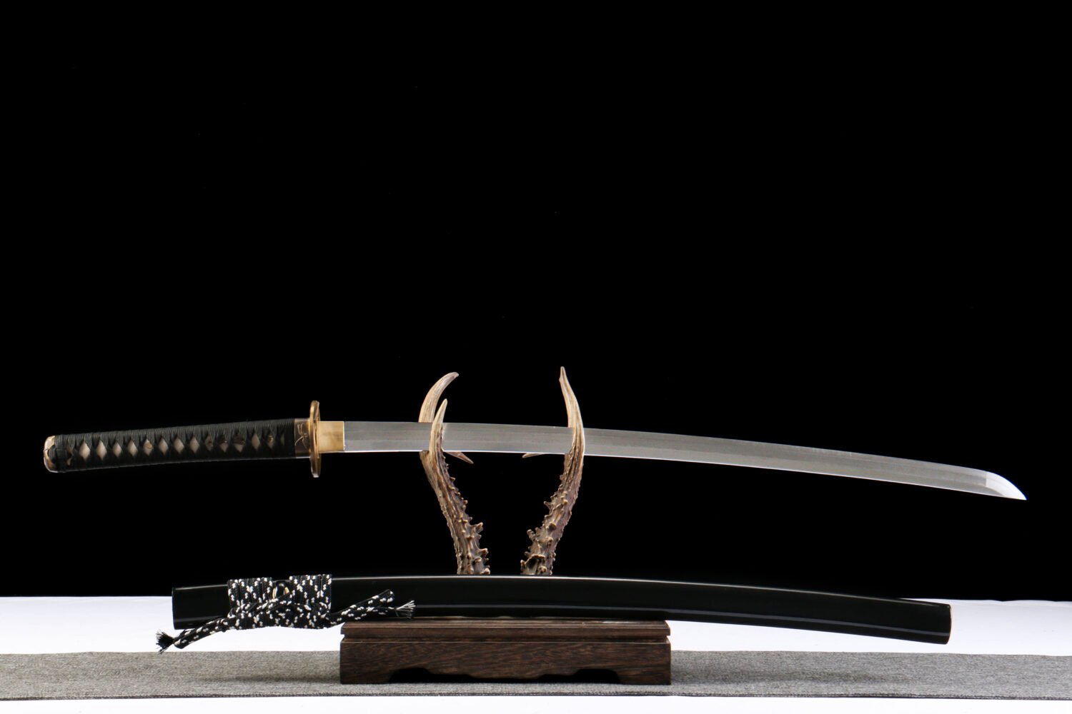 Damascus patterned steel - pure handmade Japanese katana - earth-covered burnt blade - green leather sheath - copper fittings - distressed three-color katana - gold ink feather