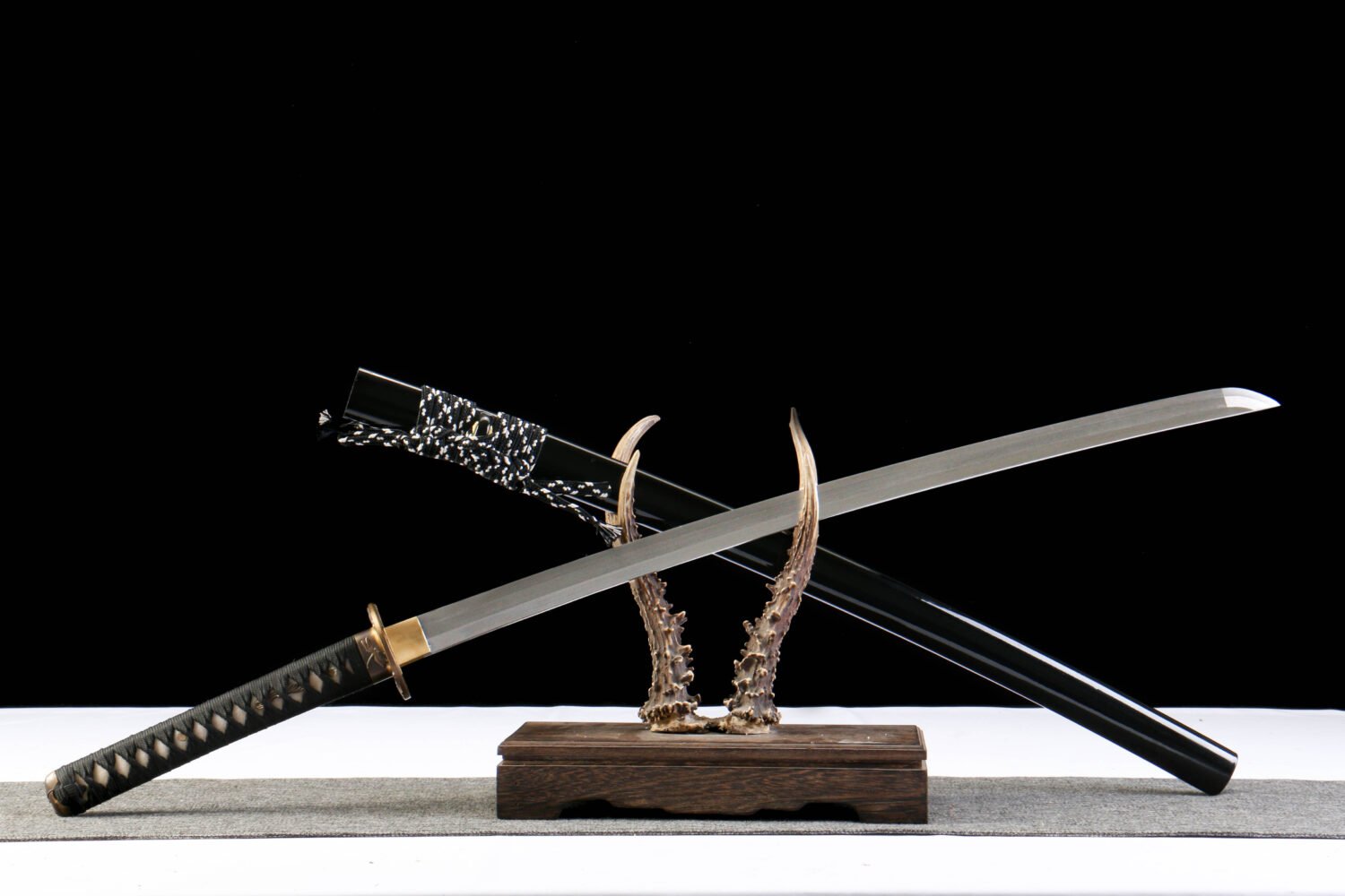 Damascus patterned steel - pure handmade Japanese katana - earth-covered burnt blade - green leather sheath - copper fittings - distressed three-color katana - gold ink feather