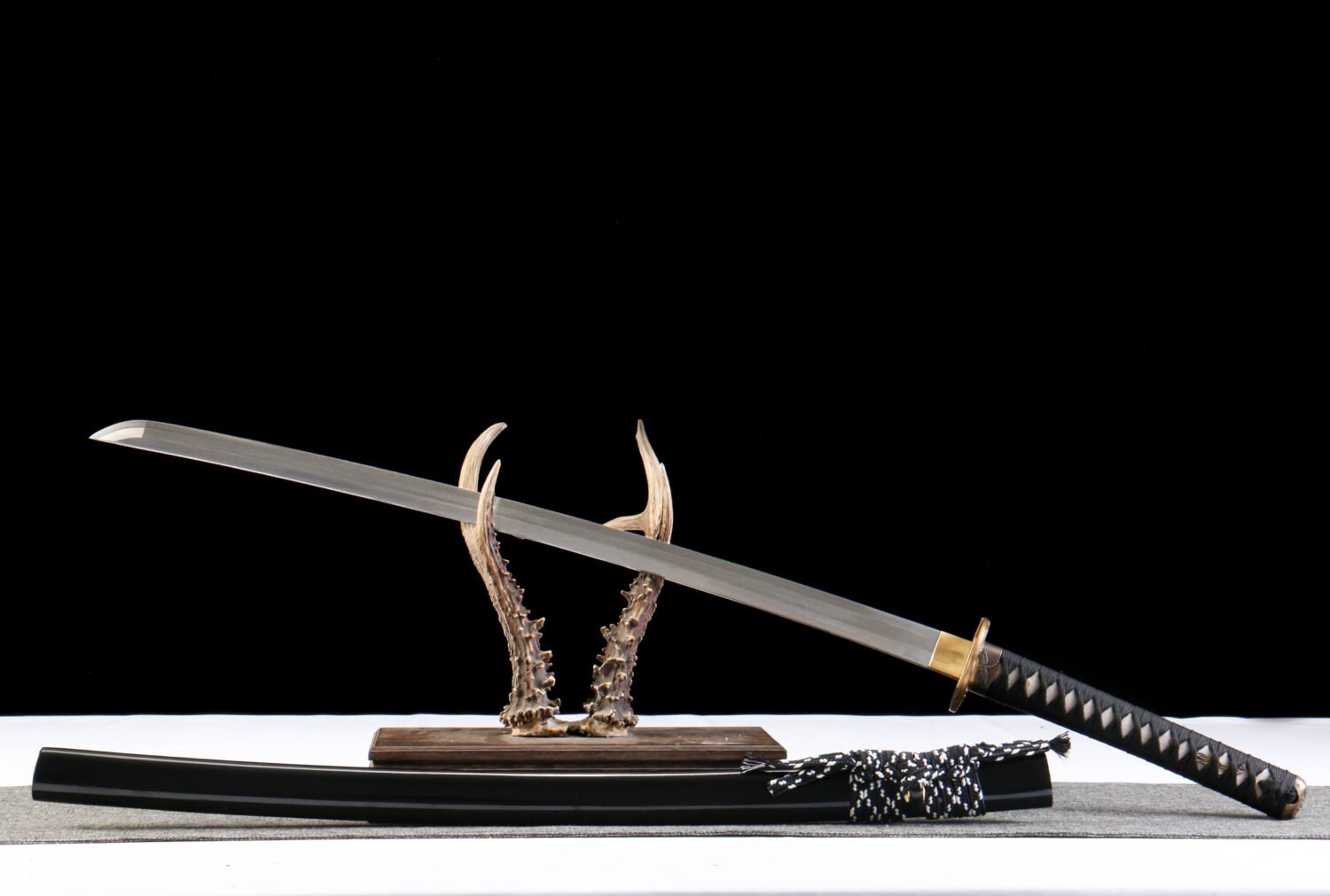 Damascus patterned steel - pure handmade Japanese katana - earth-covered burnt blade - green leather sheath - copper fittings - distressed three-color katana - gold ink feather