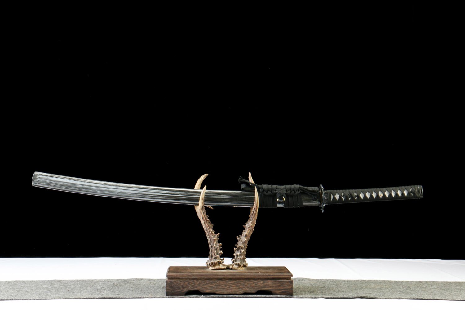 IMG_9288 1065 steel - pure handmade Japanese katana - green leather sheath - zinc alloy fittings - special craftsmanship - textured black - ink style