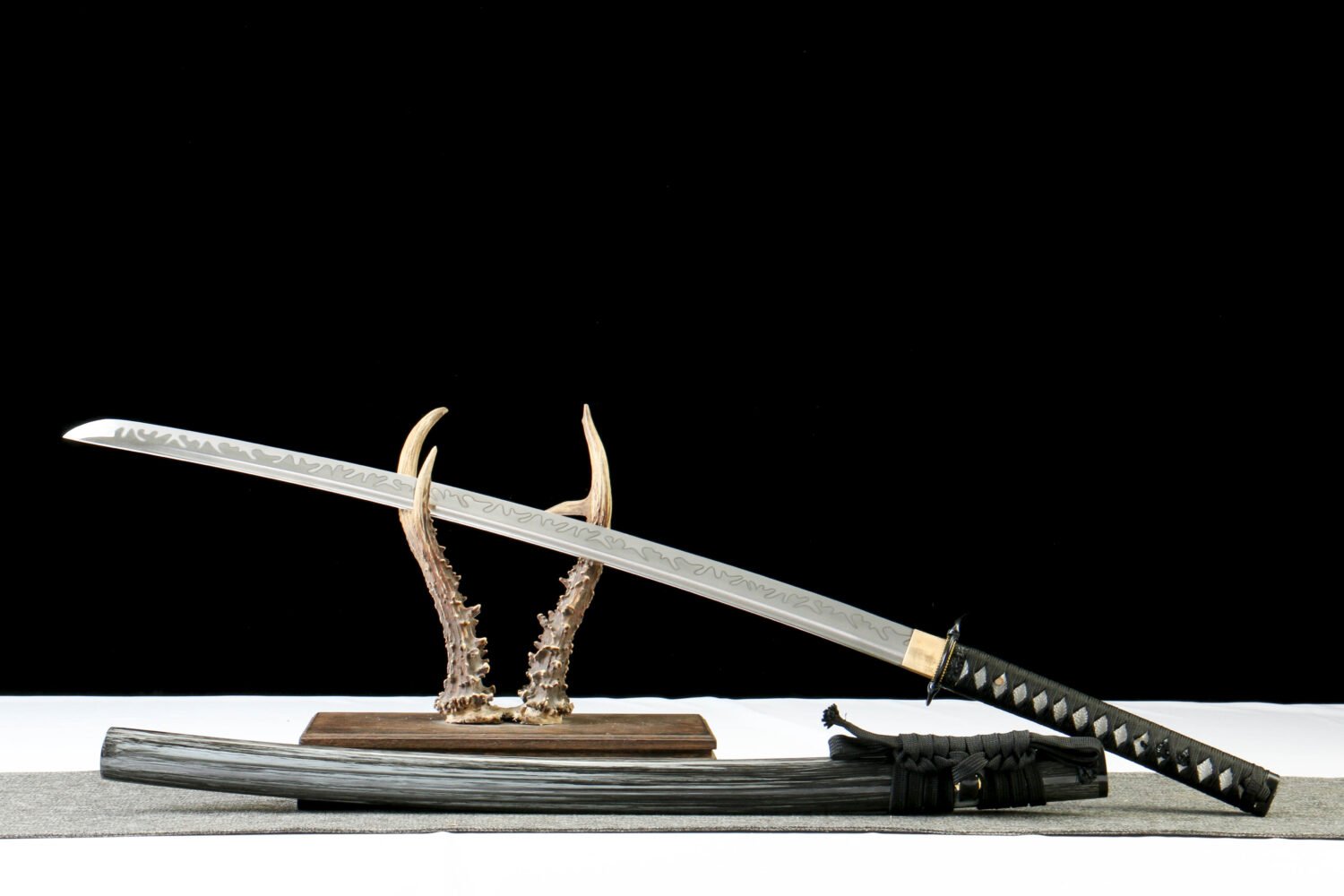 IMG_9318 1065 steel - pure handmade Japanese katana - green leather sheath - zinc alloy fittings - special craftsmanship - textured black - ink style