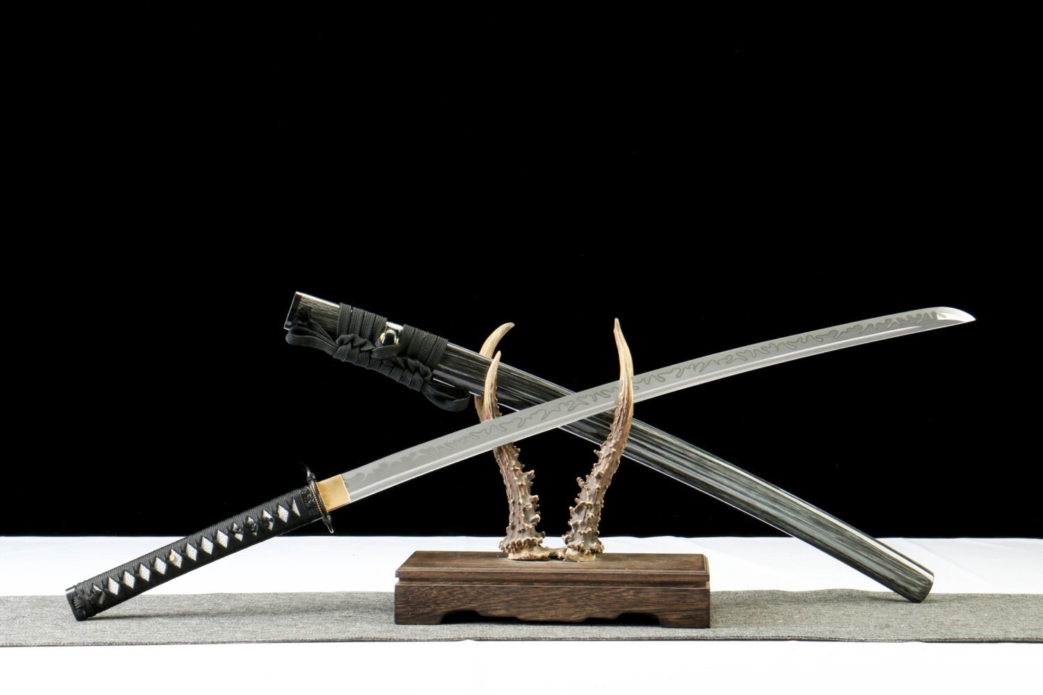 IMG_9322 1065 steel - pure handmade Japanese katana - green leather sheath - zinc alloy fittings - special craftsmanship - textured black - ink style